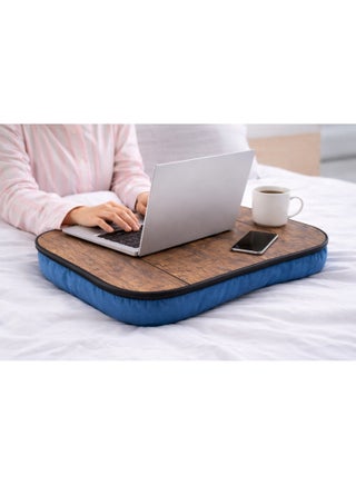 طاولة Lazylap مع وسادة – طاولة Lazylap مبطنة بقماش  وسطح من الخشب البنى تناسب أجهزة الكمبيوتر المحمولة حتى 17 بوصة مع فتحة للأجهزة اللوحية الهواتف مقاس(43سم*35سم)